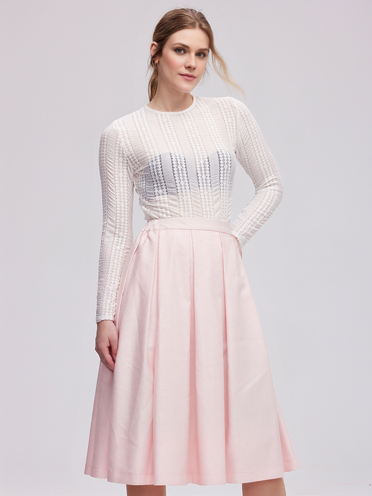 Modernes Dirndl in Rosa mit schmaler Taille und kurzem Rock