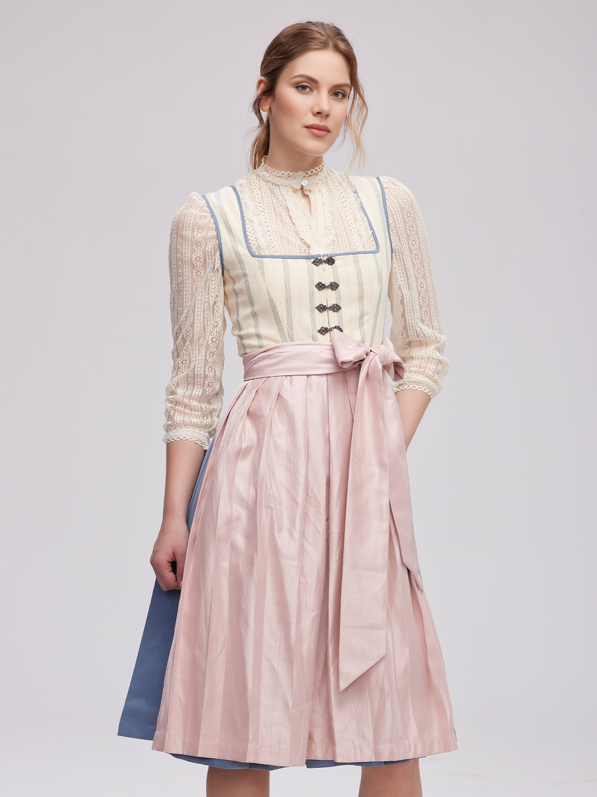 Traditionelles Dirndl in Beige