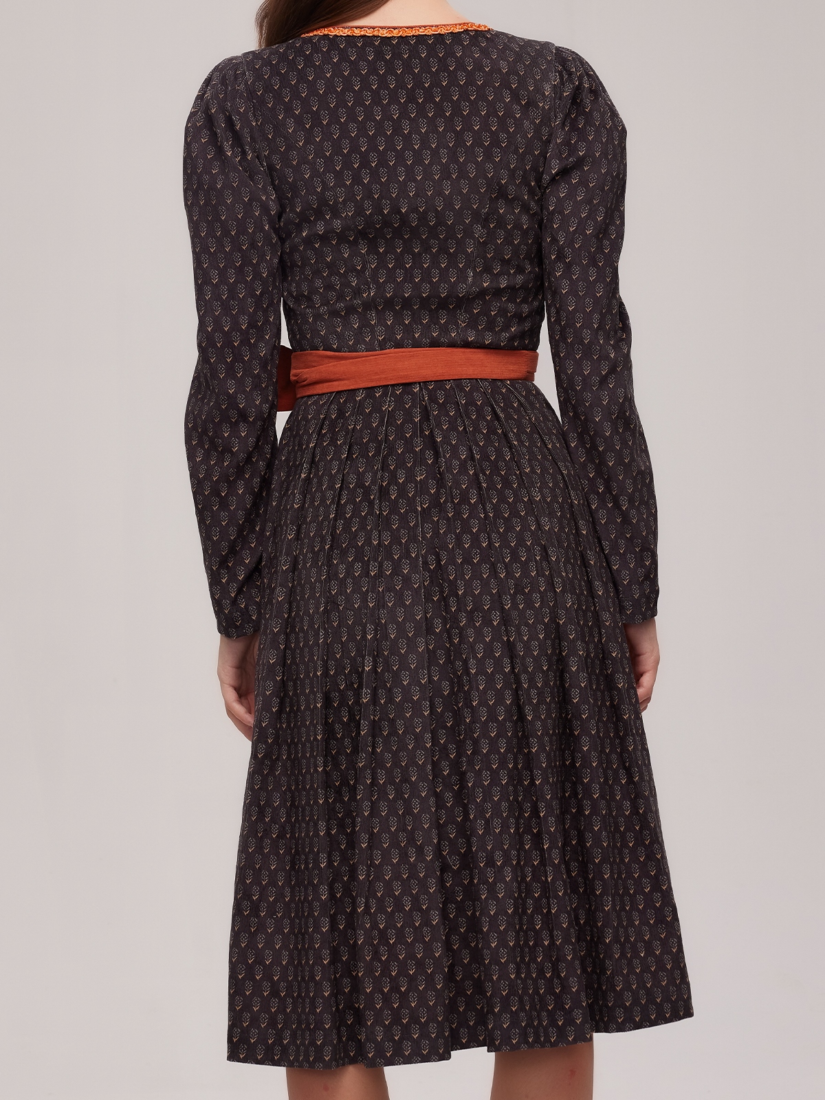 Modernes grün Dirndl mit schlankem Schnitt