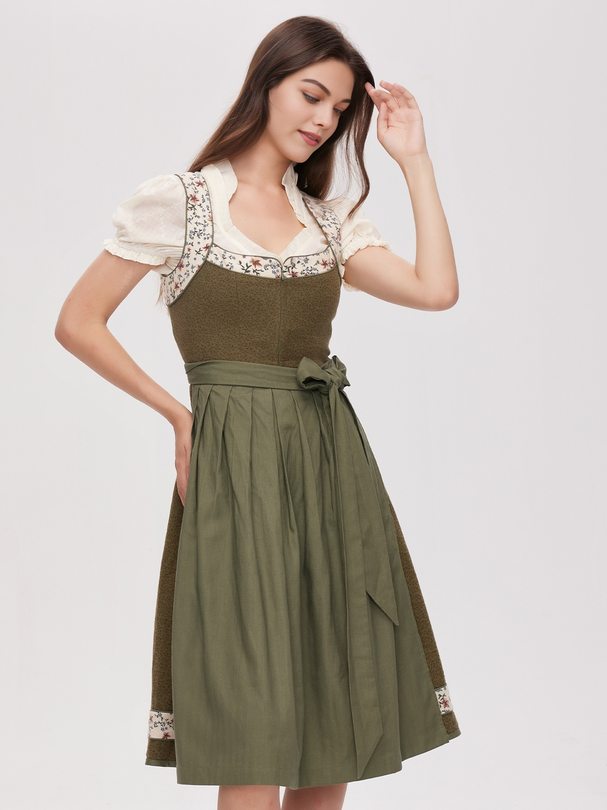 Modernes Dirndl in Grün mit Spitzenbluse