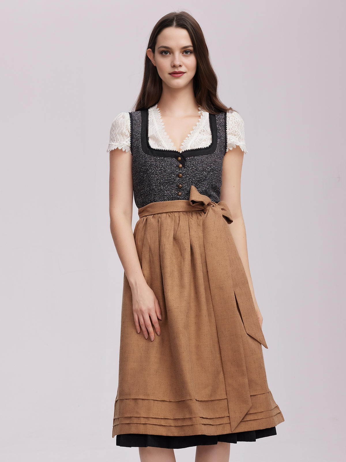 Modernes Dirndl in Schwarz mit figurbetonter Taille