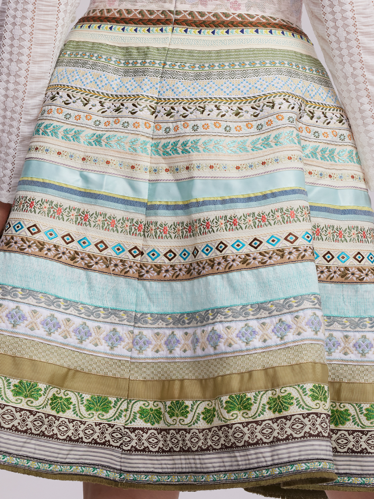 Modernes grünes Samt-Dirndl mit raffiniertem Schnitt