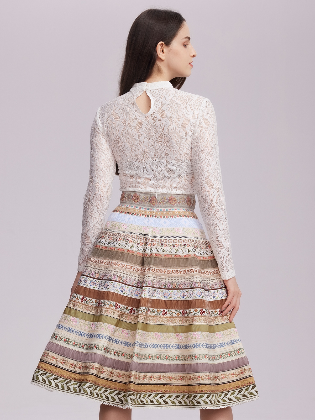 Modernes Dirndl in Beige