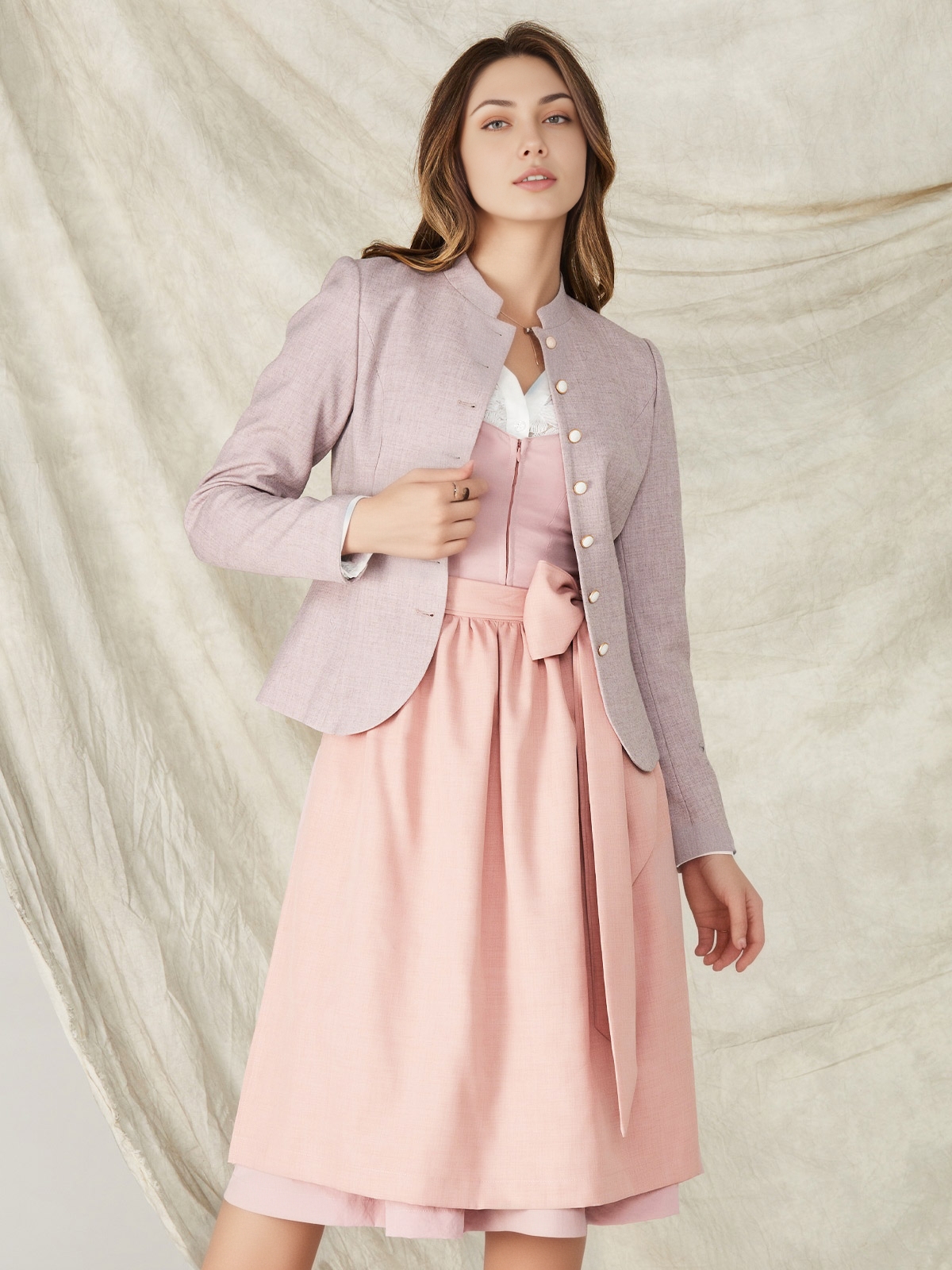 Modernes lila Dirndl mit eleganter Silhouette