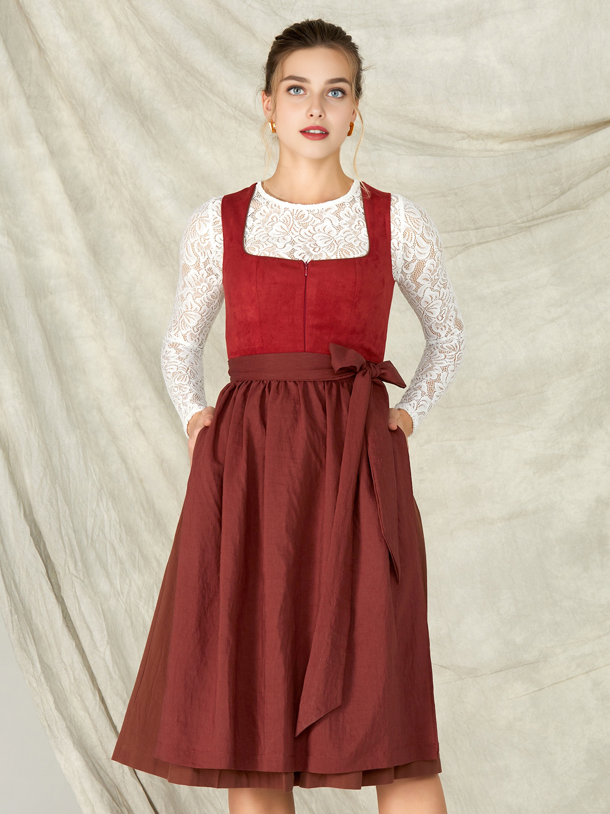 Modernes Dirndl in Rot mit floralen Akzenten