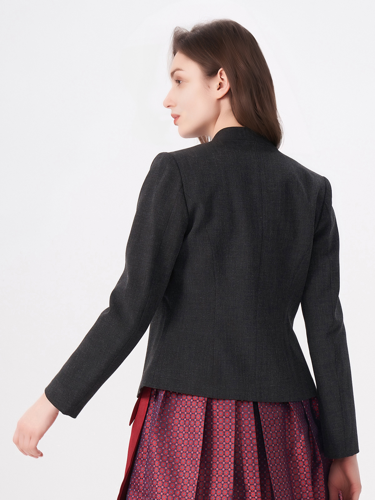 Moderne Dirndlbluse mit Lochausschnitt