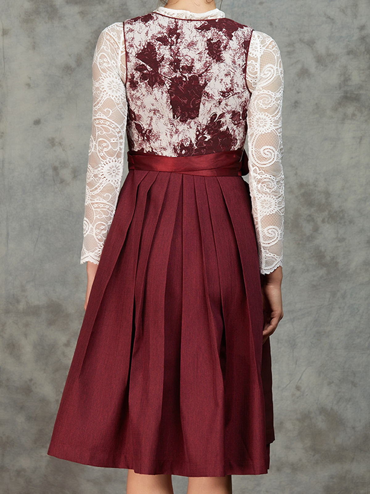 Modernes Dirndl in Rot mit hochgeschlossener kurzärmeliger Bluse