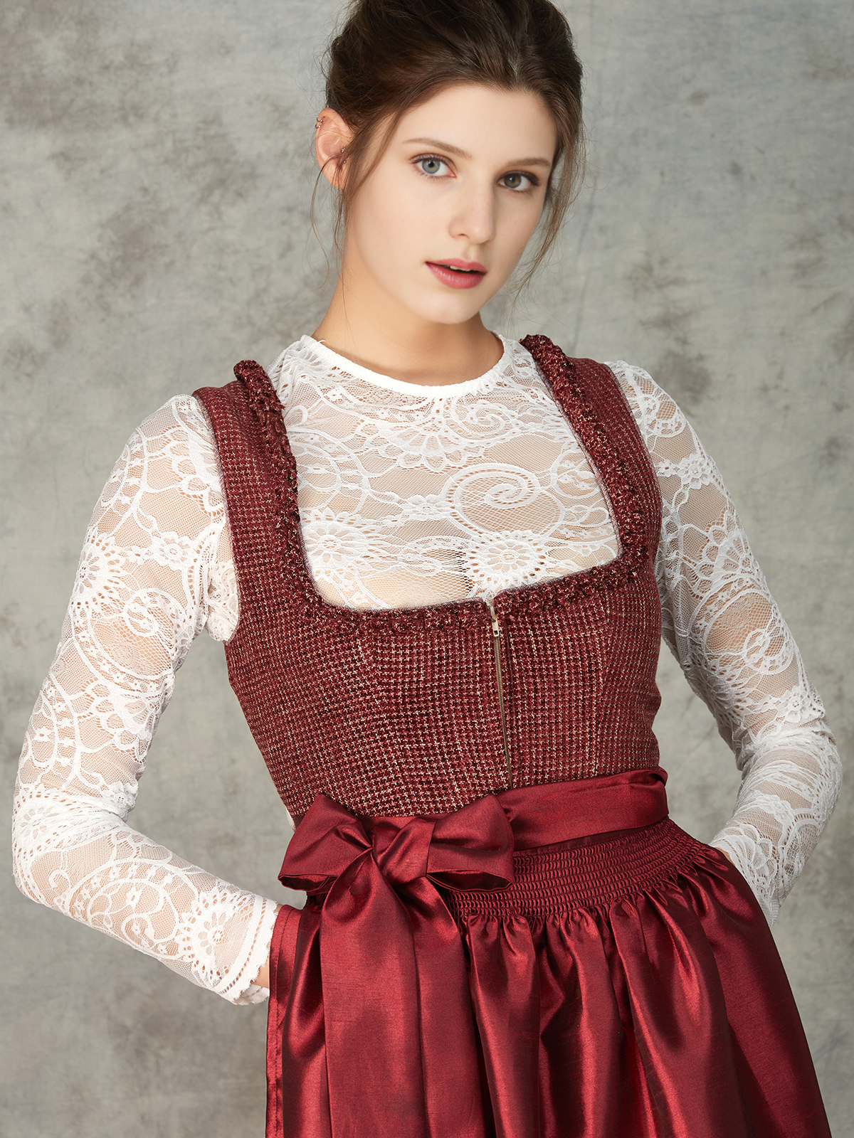 Modernes Dirndl in Rot – perfekt für festliche Anlässe
