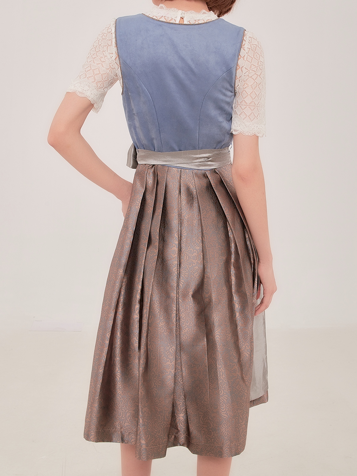Dunkelgrünes Samt-Dirndl mit floralen Details