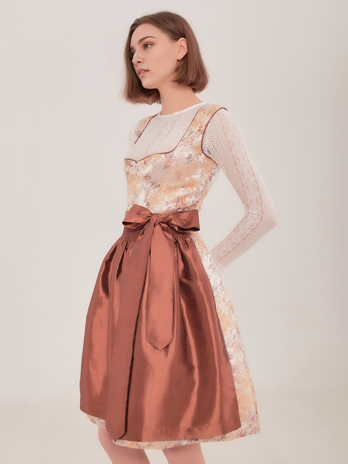Modernes Dirndl in Gelb