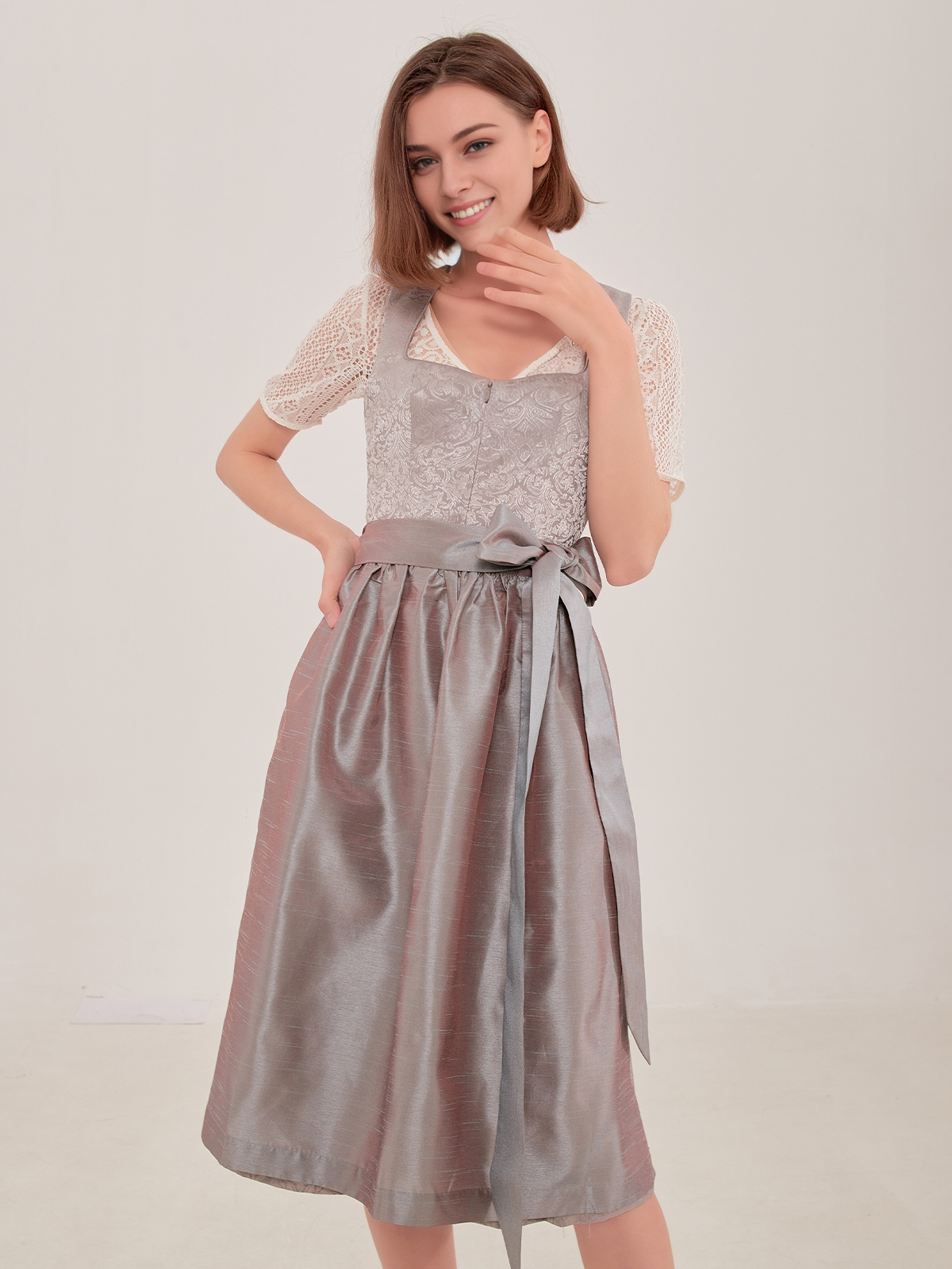 Rot-grünes Dirndl mit eleganten Details