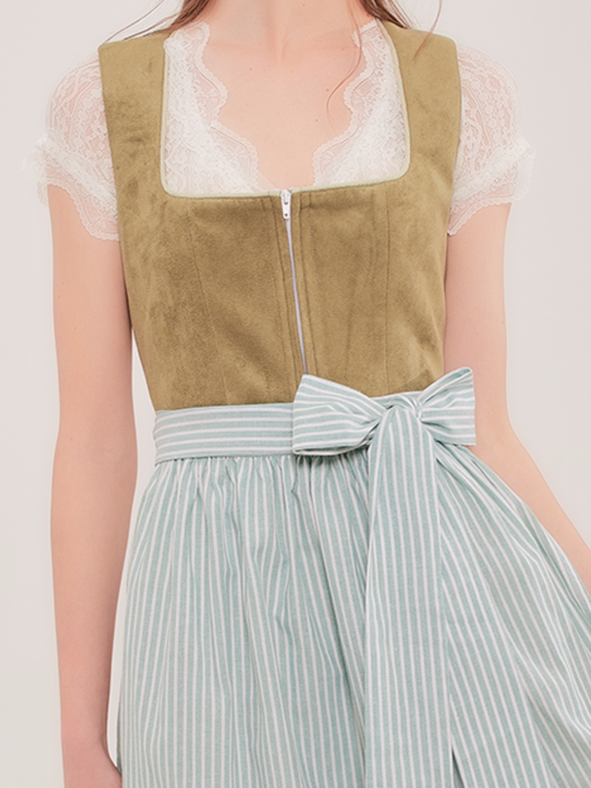 Grünes Dirndl mit floralen Details
