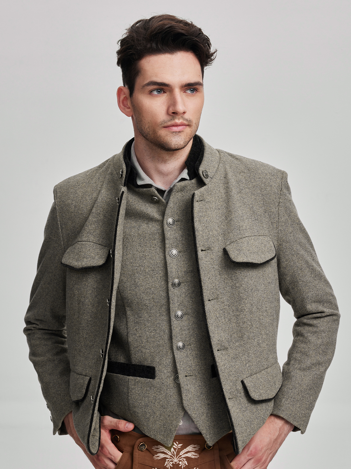 Dirndl in Smaragdgrün mit grauem Janker