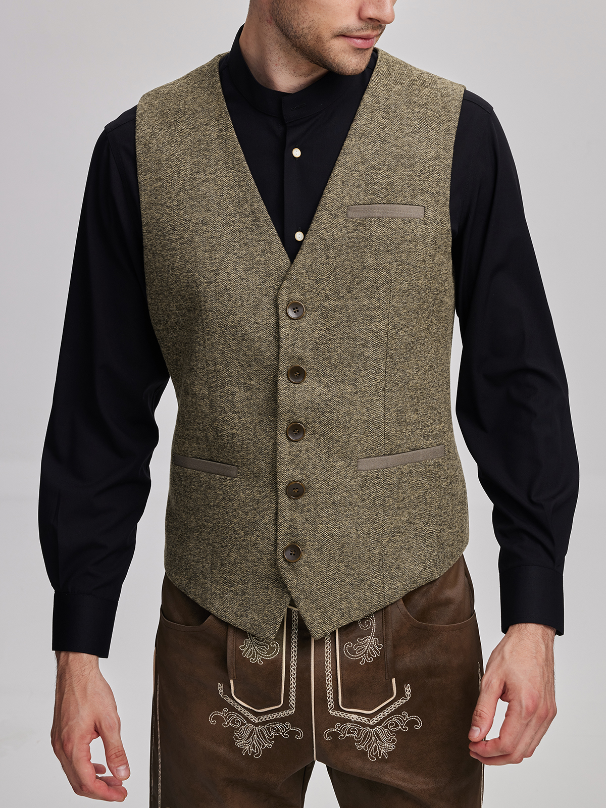 Ein elegantes Dirndl in Gelb mit Weste