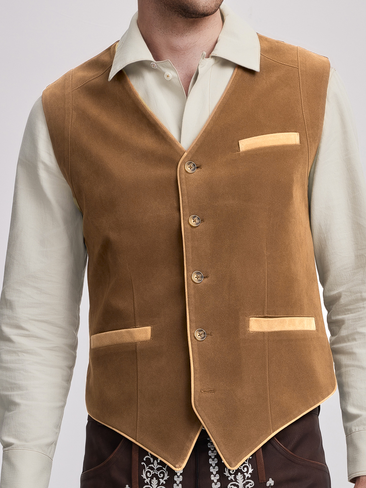 Braune Dirndl mit gelber Weste
