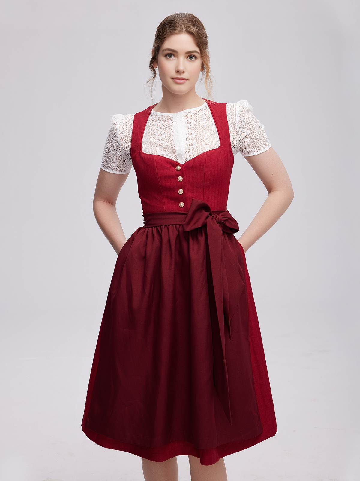 Dirndl in Rot mit perfekter Frisur