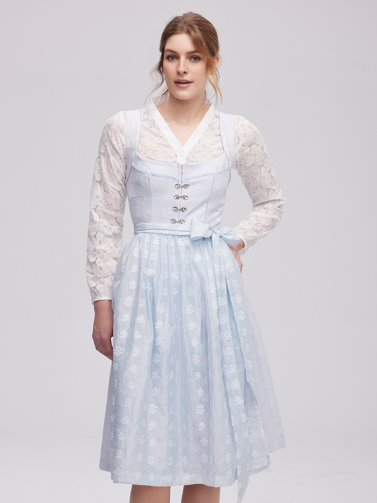 Modernes Dirndl in Blau mit detailreicher Stickarbeit