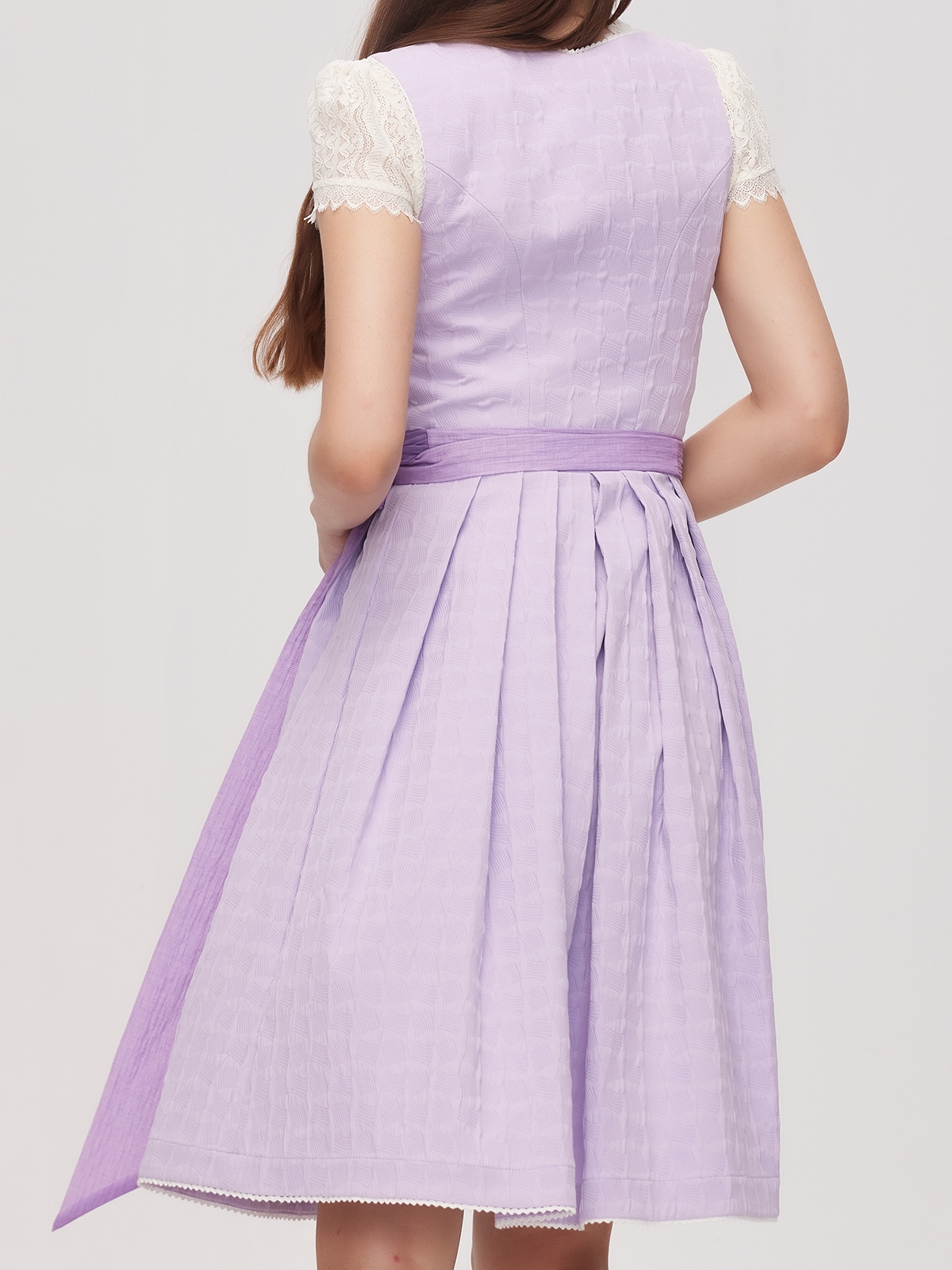 Ein atemberaubendes lila Ehreer Dirndl