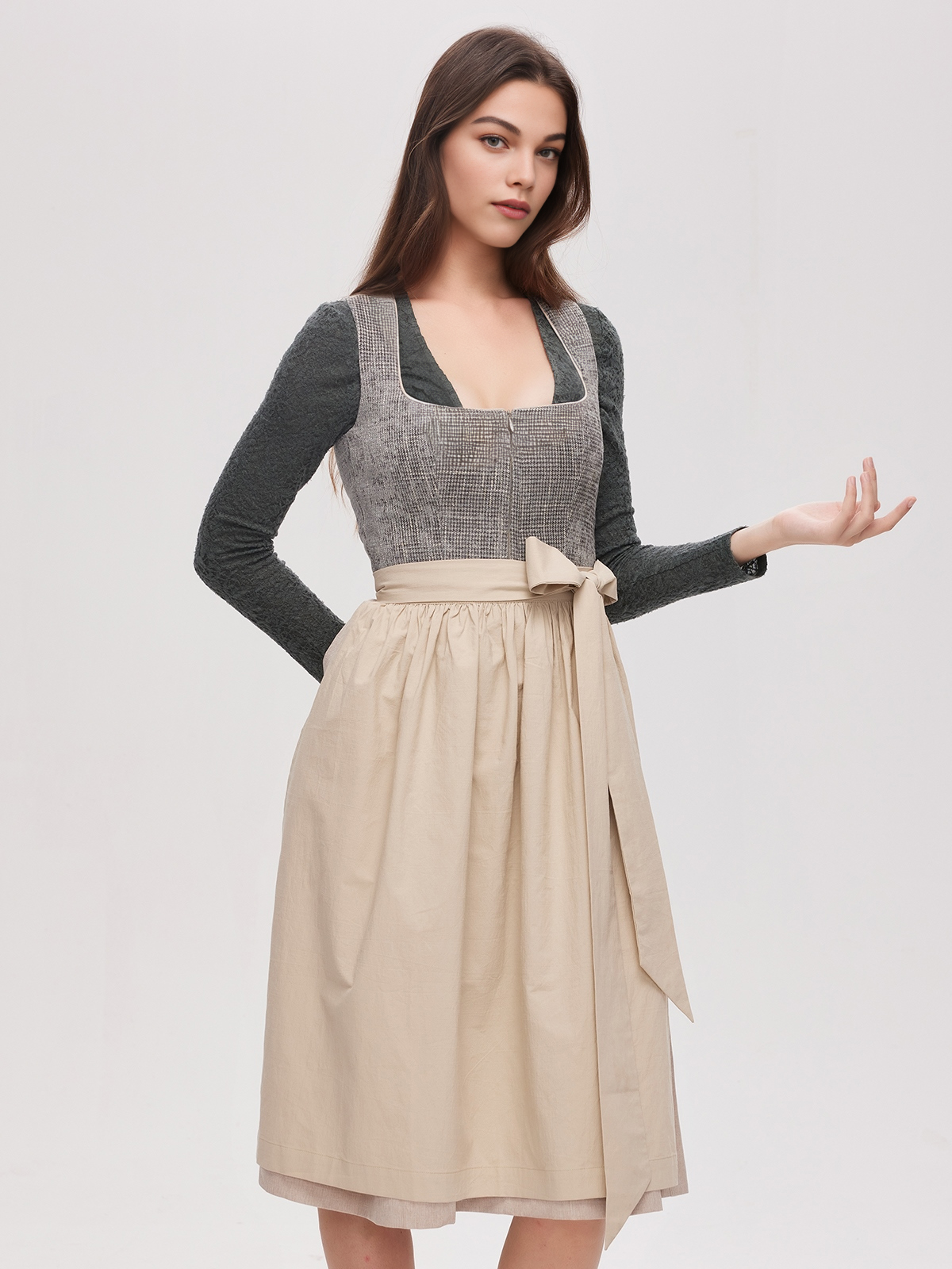 Dirndl in Brombeerfarben