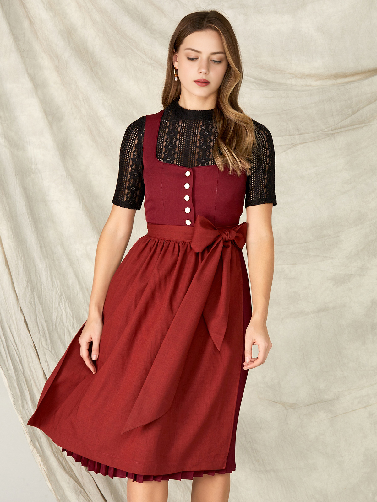 Modernes blaues Dirndl mit floralen Details