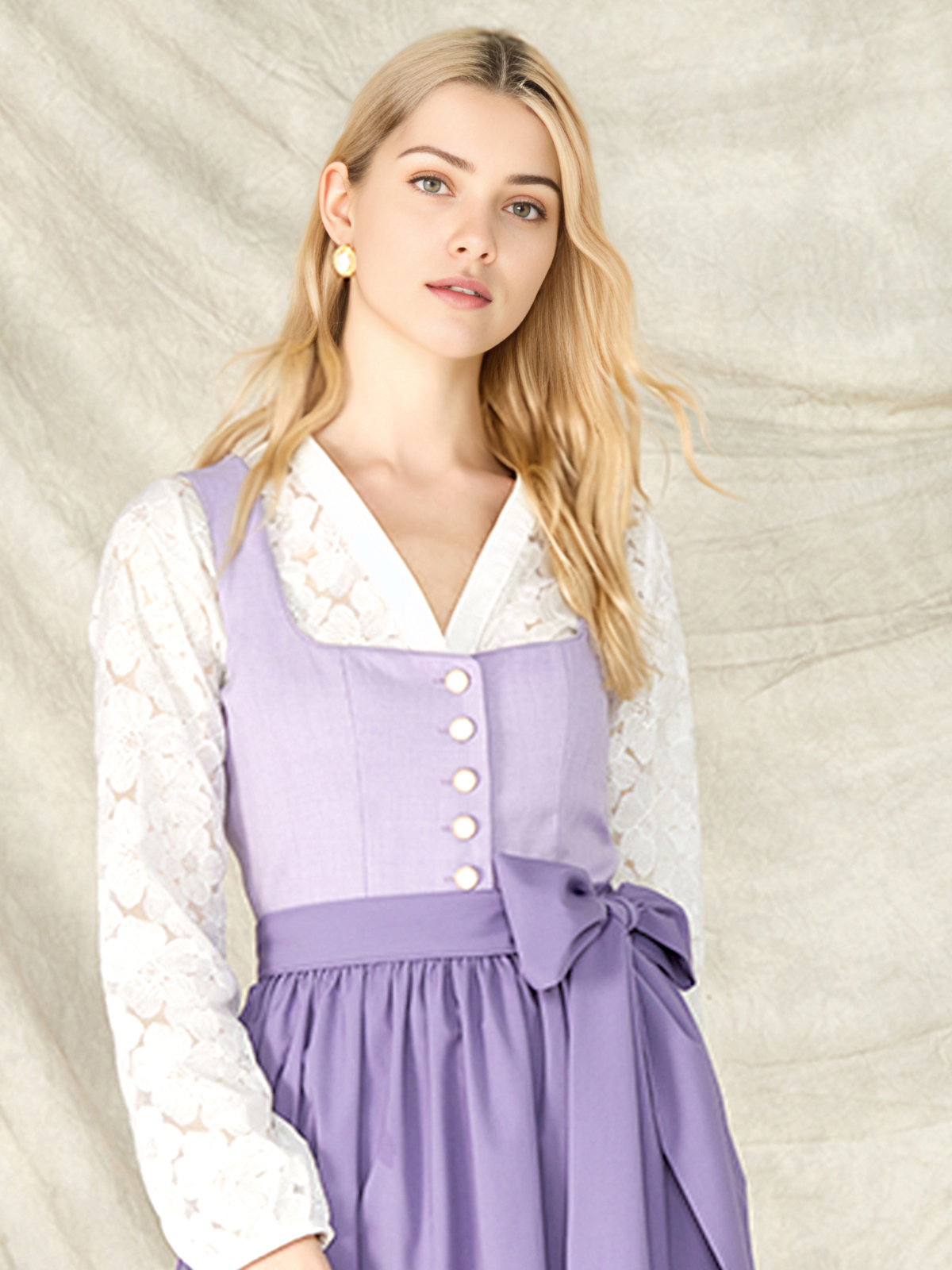 Dirndlbluse in lila mit feinen Details