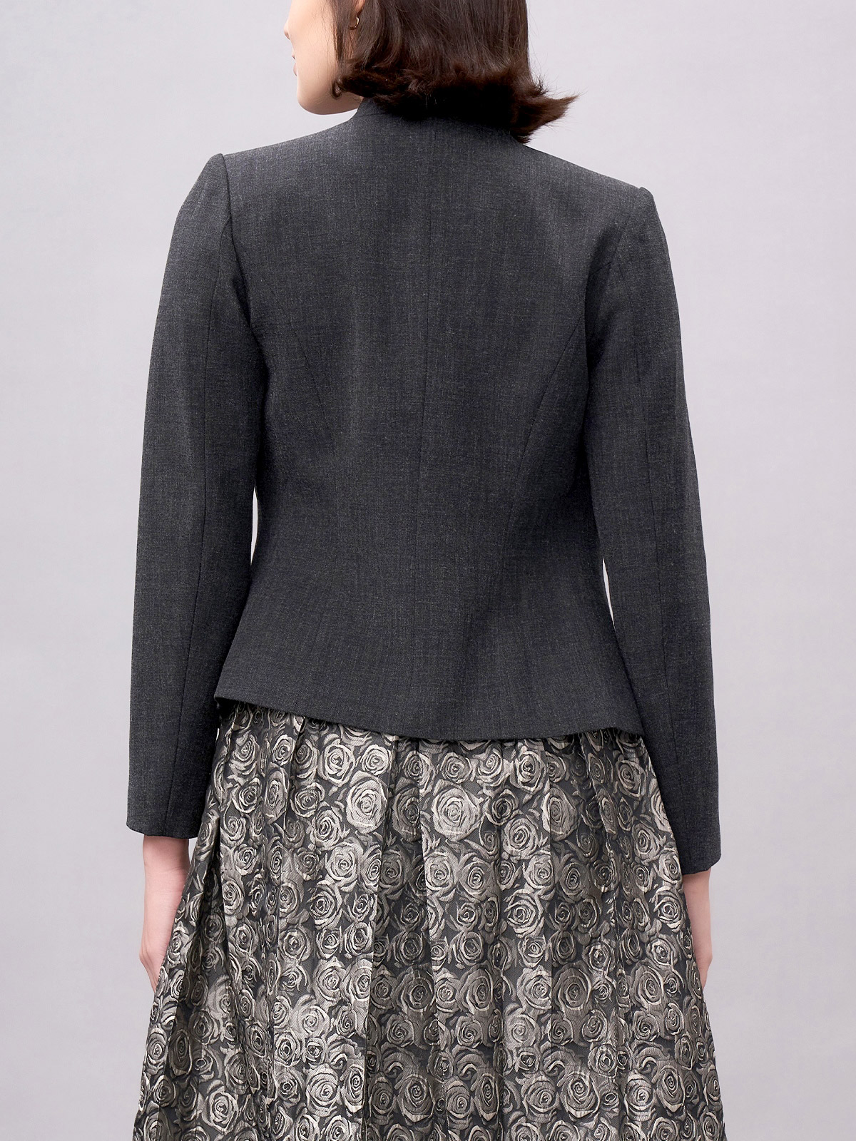 Modernes blaues Dirndl mit schmaler Silhouette