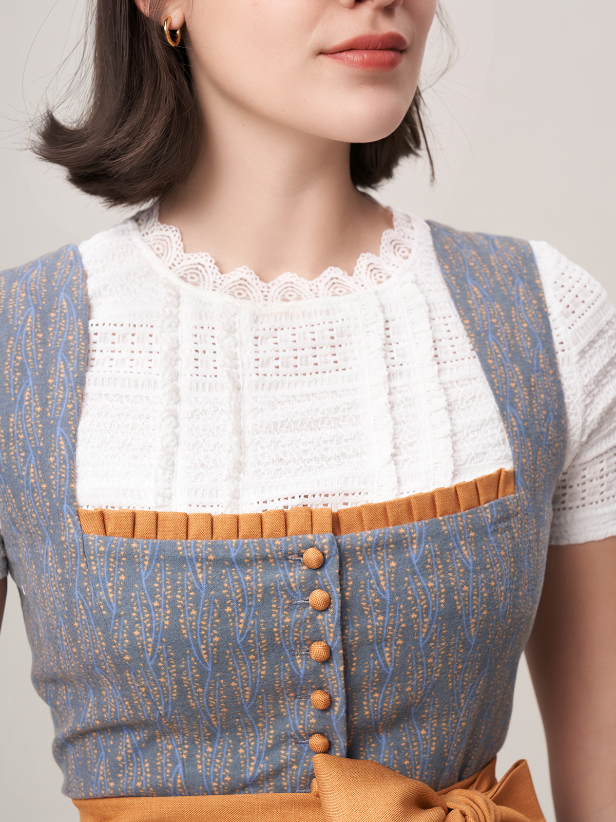 Oranges Dirndl mit blauer Schürze