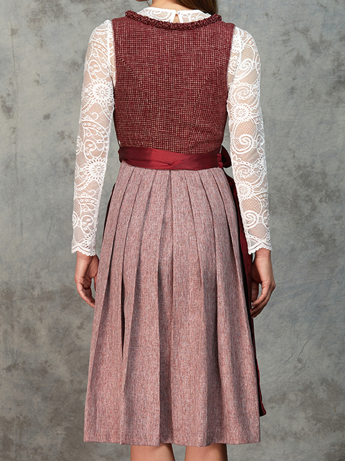 Dirndl in Bordeauxrot – stilvoll und zeitgemäß