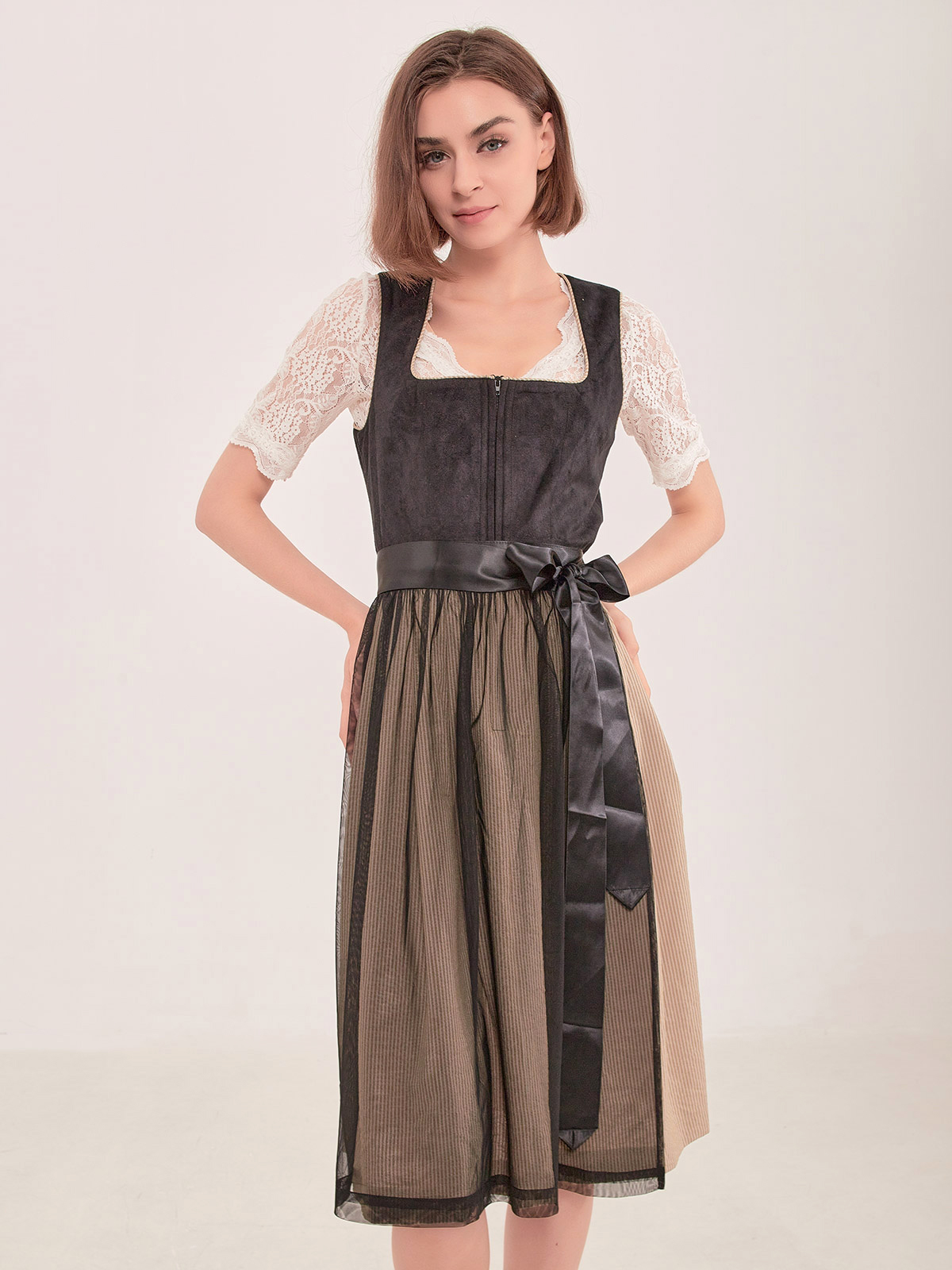 Elegantes weißes Dirndl mit schwarzen Akzenten