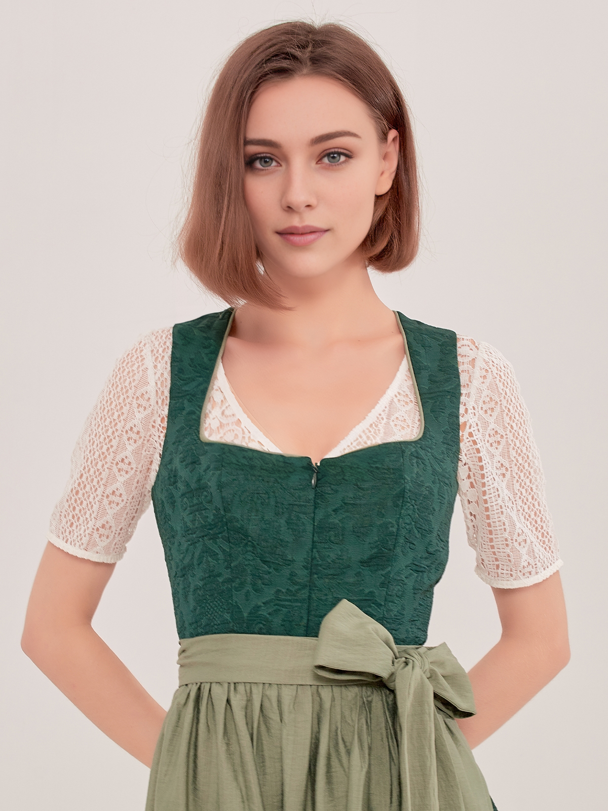 Modernes Dirndl in Grün mit schlankem Schnitt