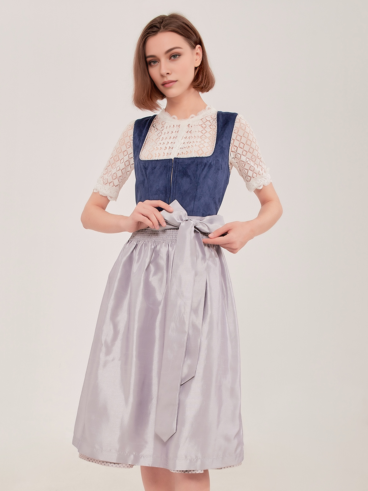 Ein elegantes Dirndl in Blau mit traditionellen Details.