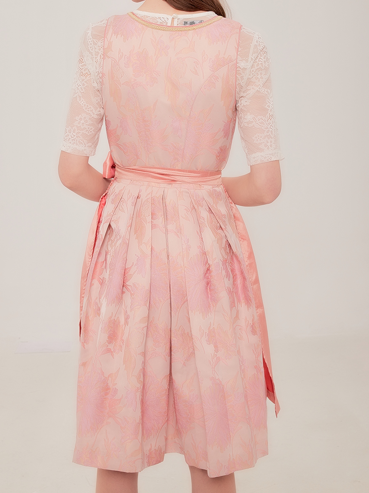 Modernes Dirndl in Rosa – schlank geschnitten und urban