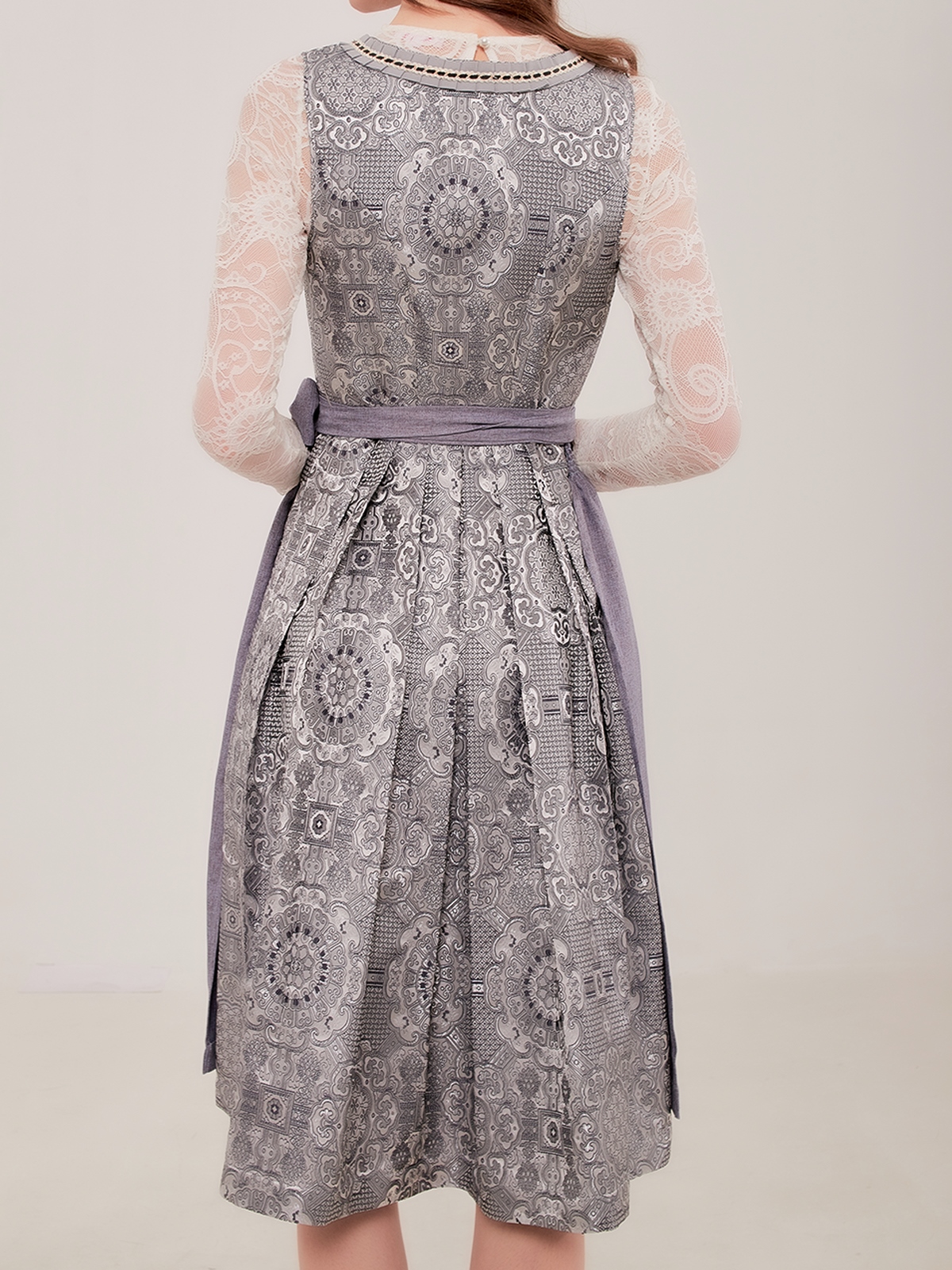 Modernes graues Dirndl mit femininem Schnitt