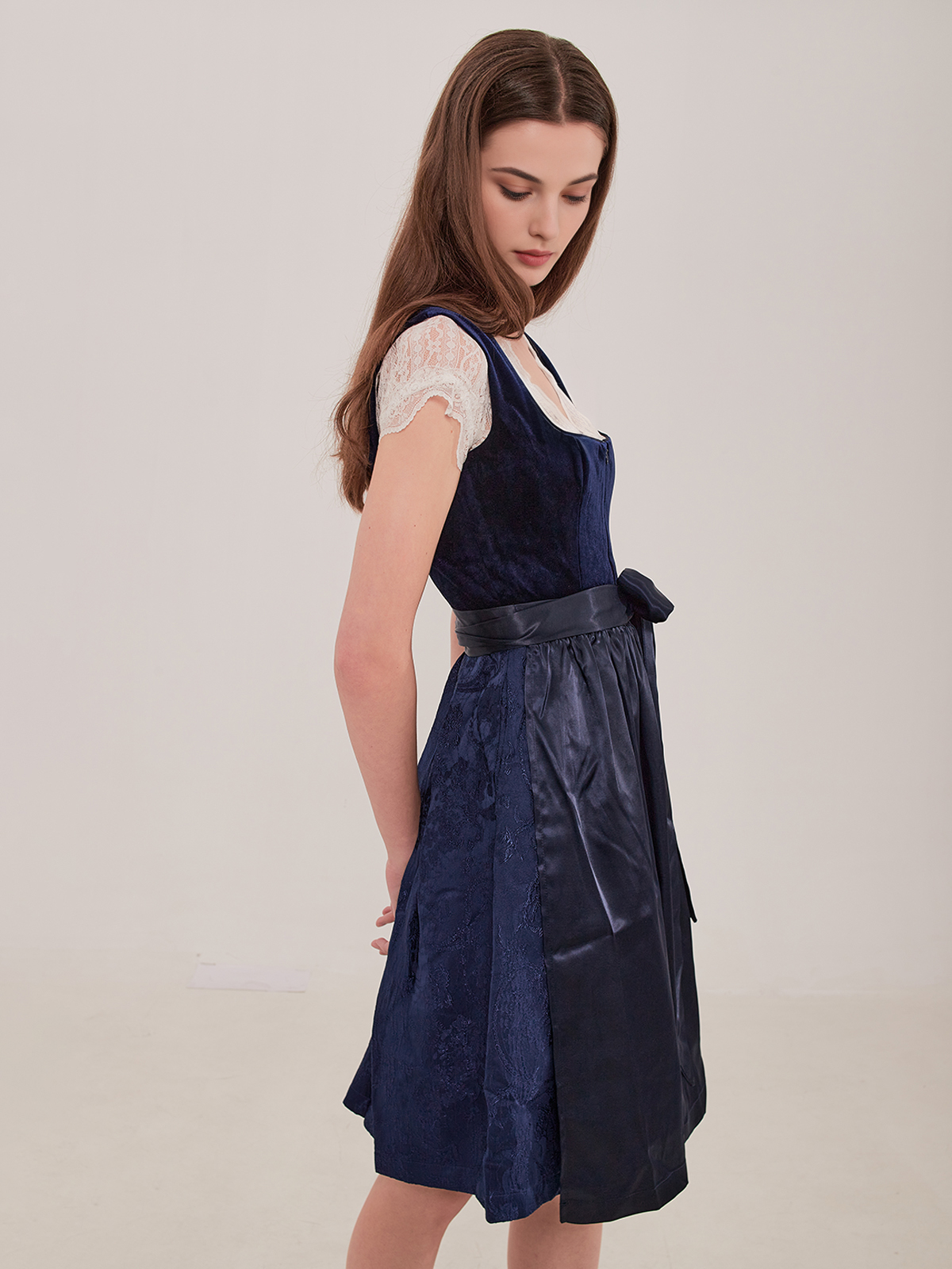 Elegantes blaues Dirndl von Jeinn