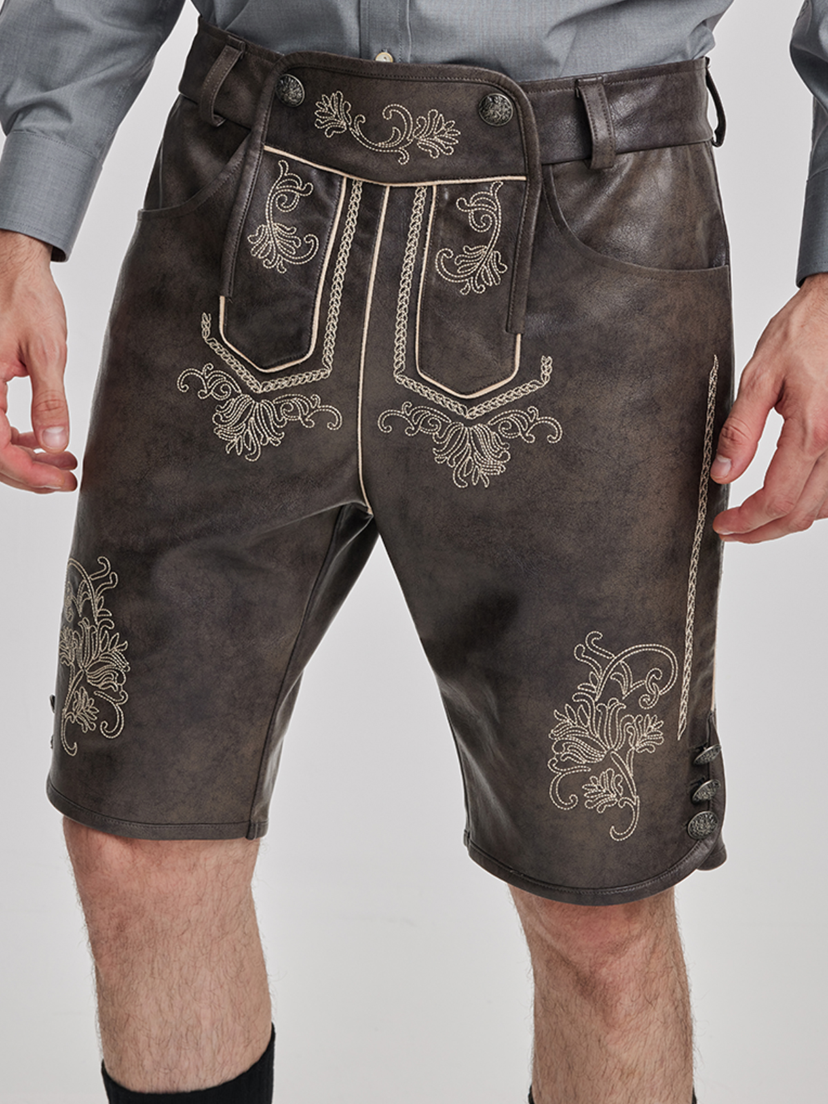 Ein modernes Dirndl mit grauem Schürzenband