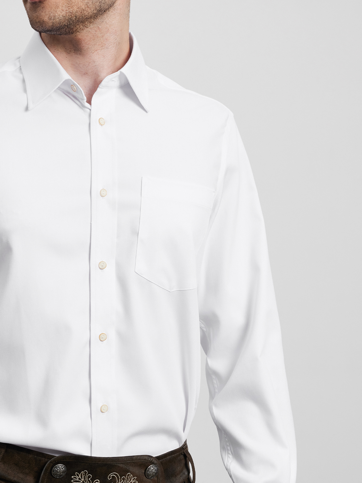 Ein elegantes weißes Dirndl mit grünen Akzenten