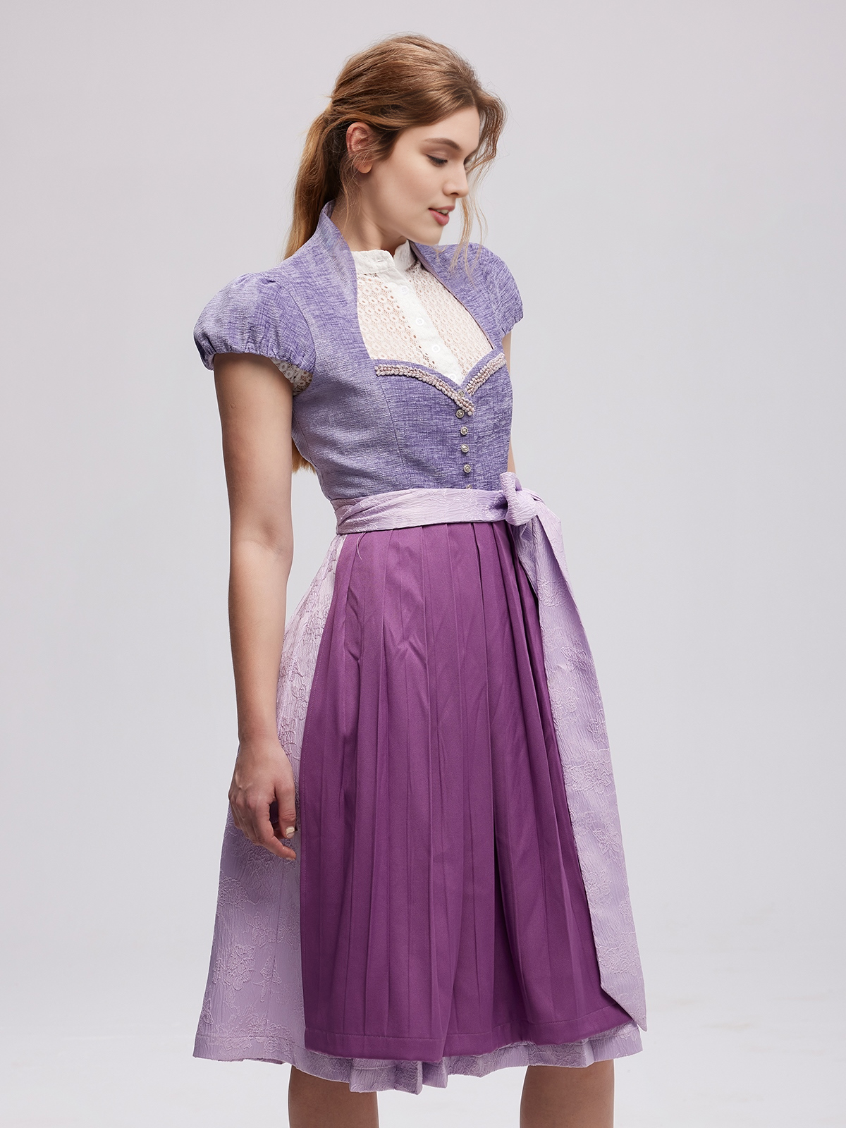 Modernes Dirndl in Lila – feminin und stilvoll