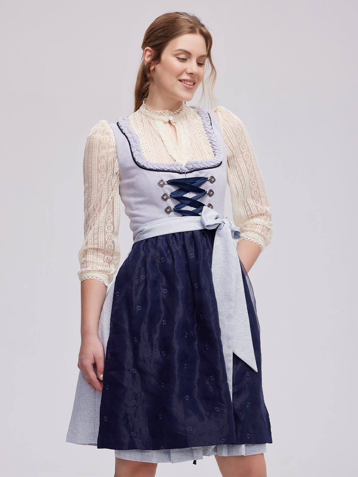 Elegantes rotes Samt-Dirndl mit besticktem Muster