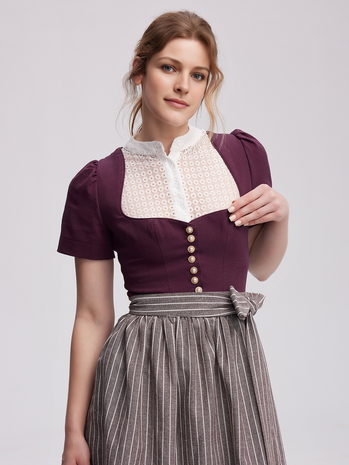 Dirndl in Lila mit floralen Details
