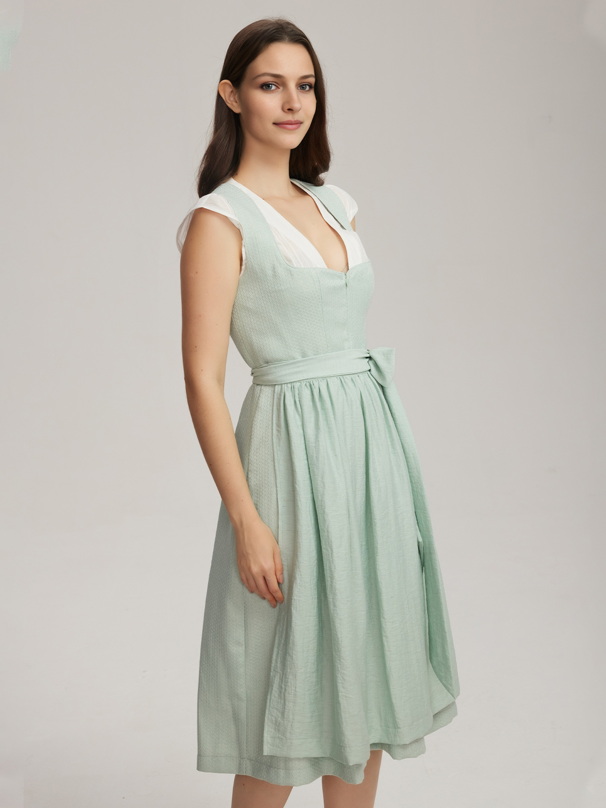 Braunes Dirndl mit grünen Akzenten