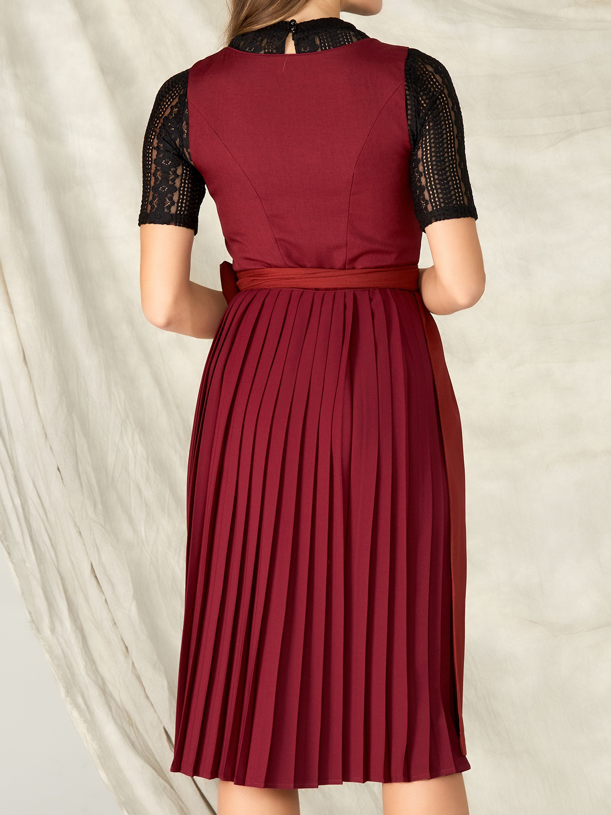 Dirndl in Rot – Tradition trifft auf Farbe