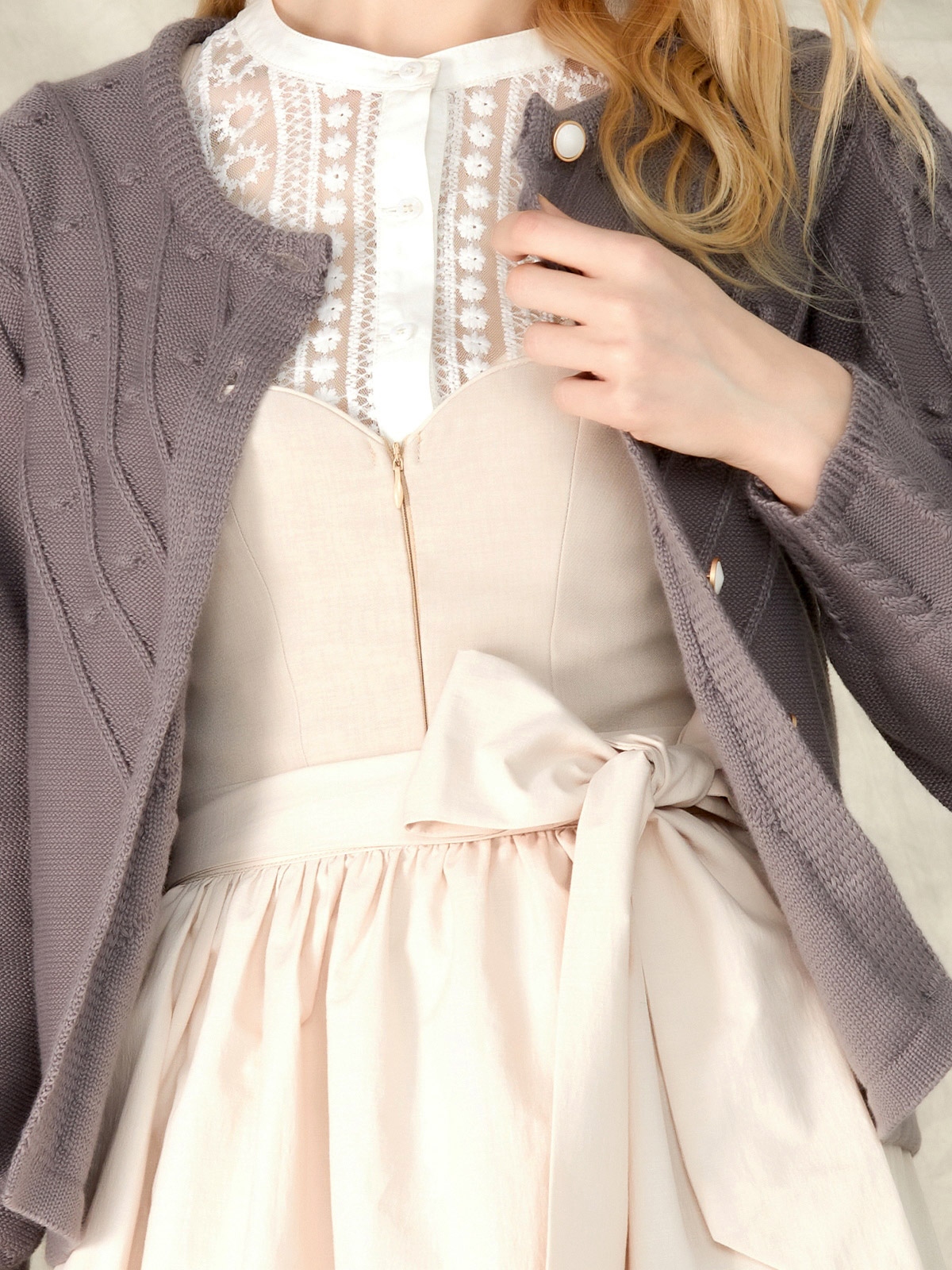 Modernes Dirndl in Grau – stilvoll und vielseitig