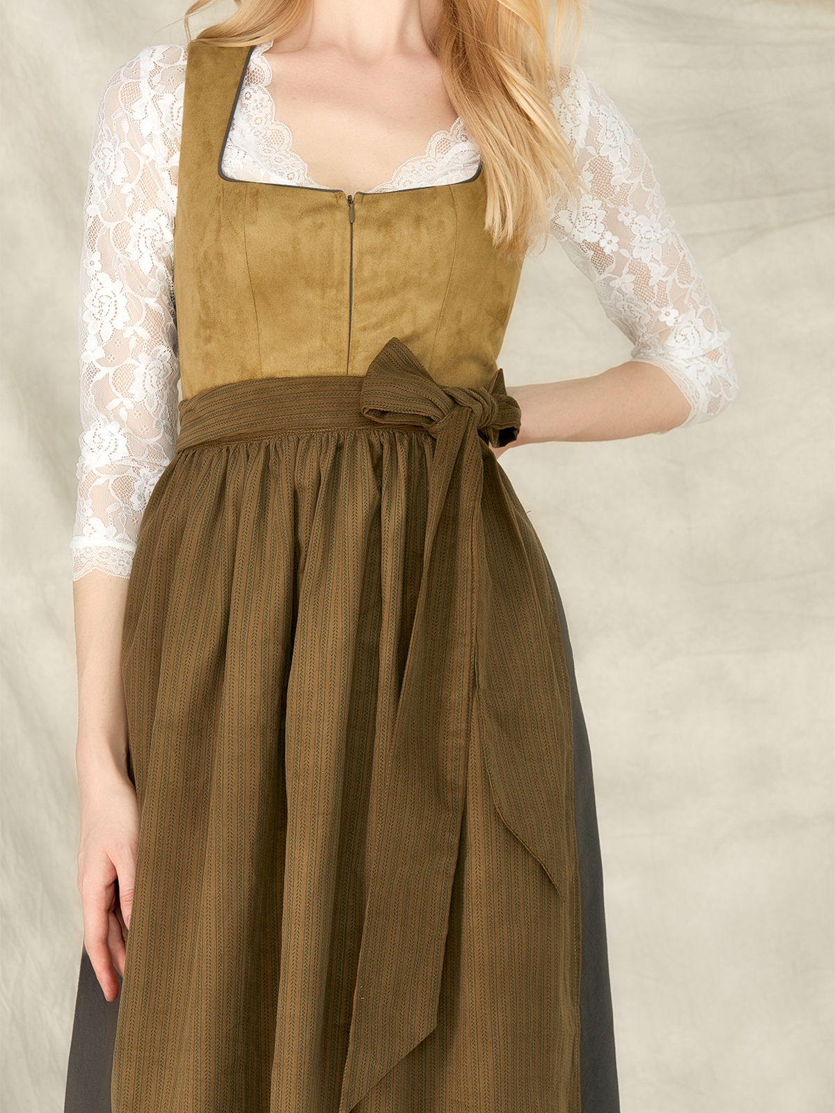 Modernes graues Dirndl mit schlichter Eleganz