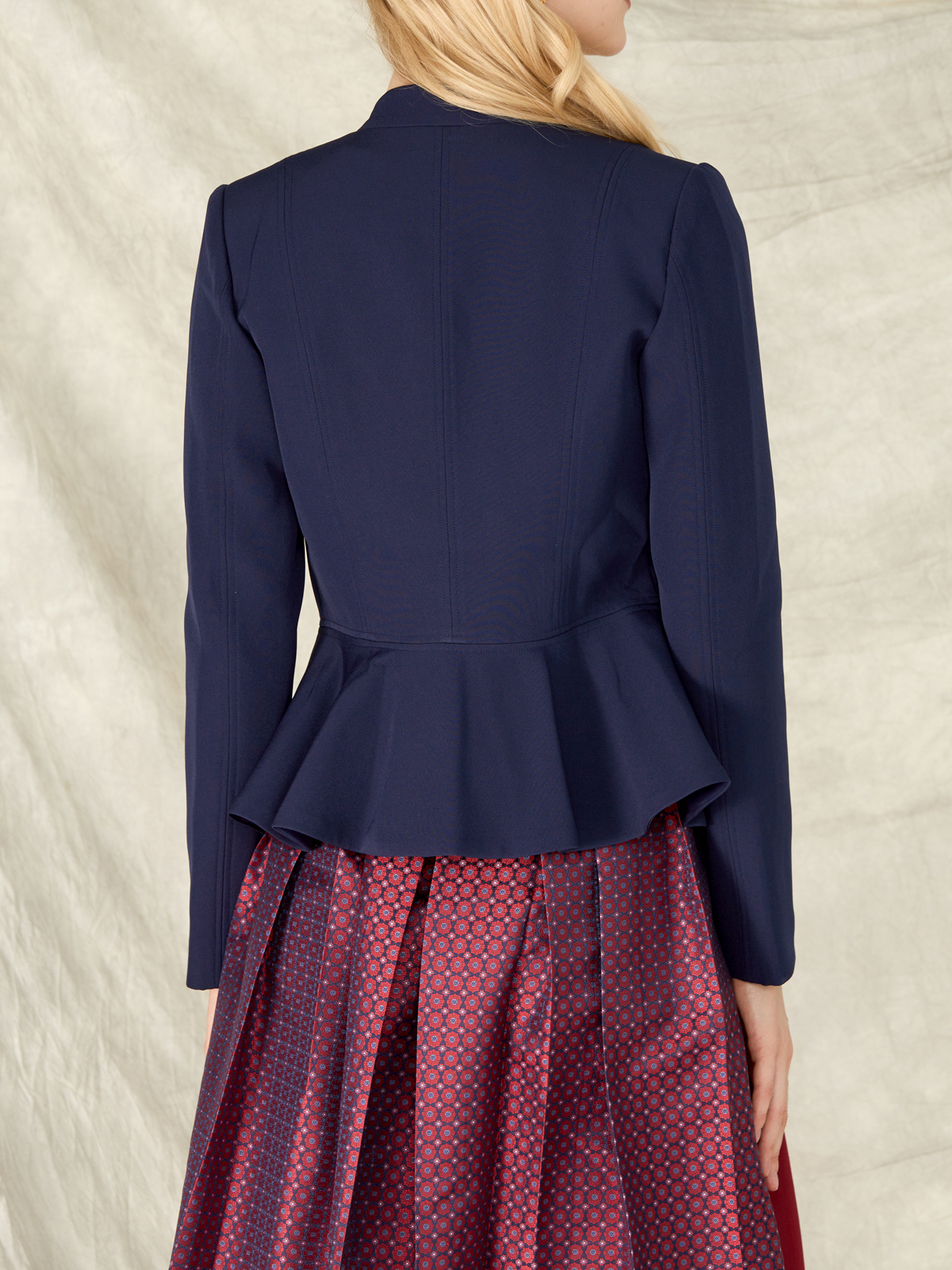 Ein elegantes blaues Dirndl mit modernem Schnitt