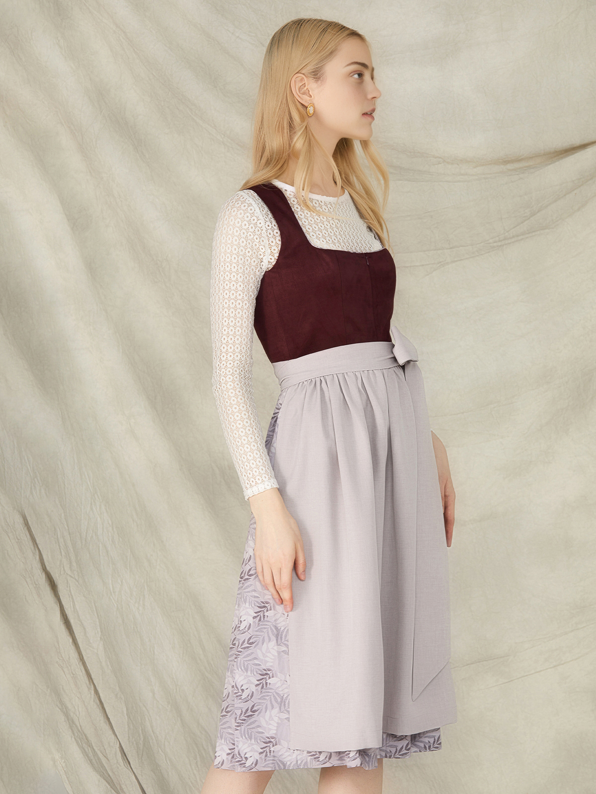 Modernes Dirndl in Lila mit innovativem Schnitt