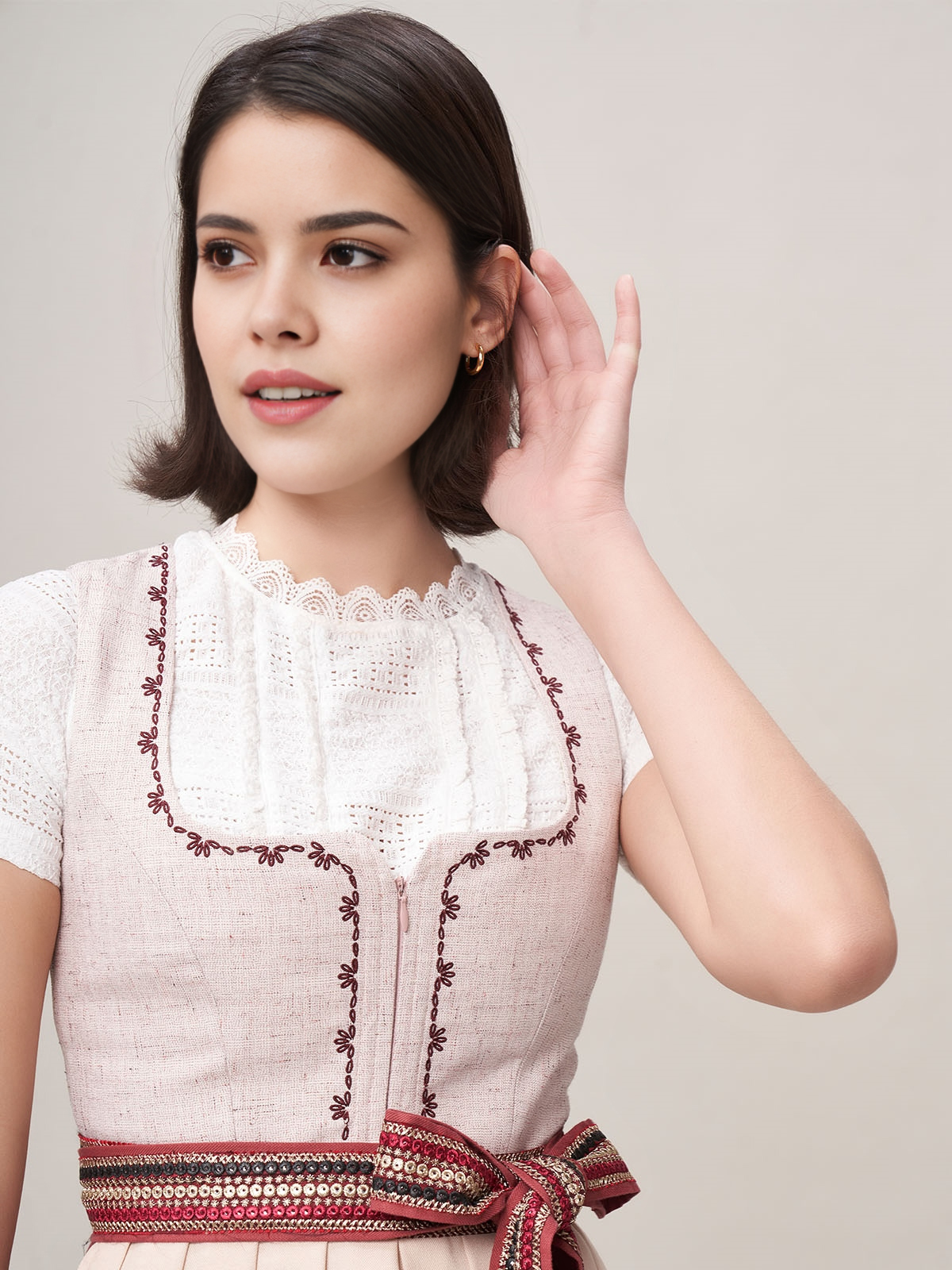 Modernes grünes Dirndl mit schlanker Silhouette