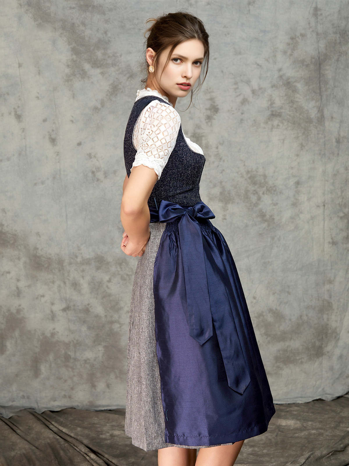 Dirndl in blau-grauer Eleganz