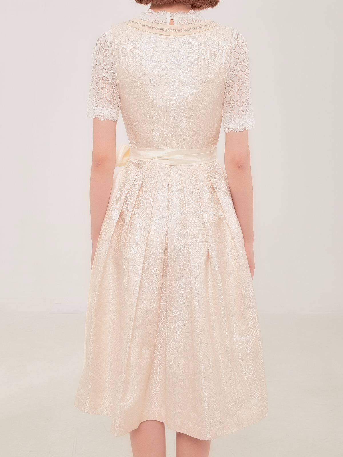 Modernes weißes Dirndl mit besticktem Mieder