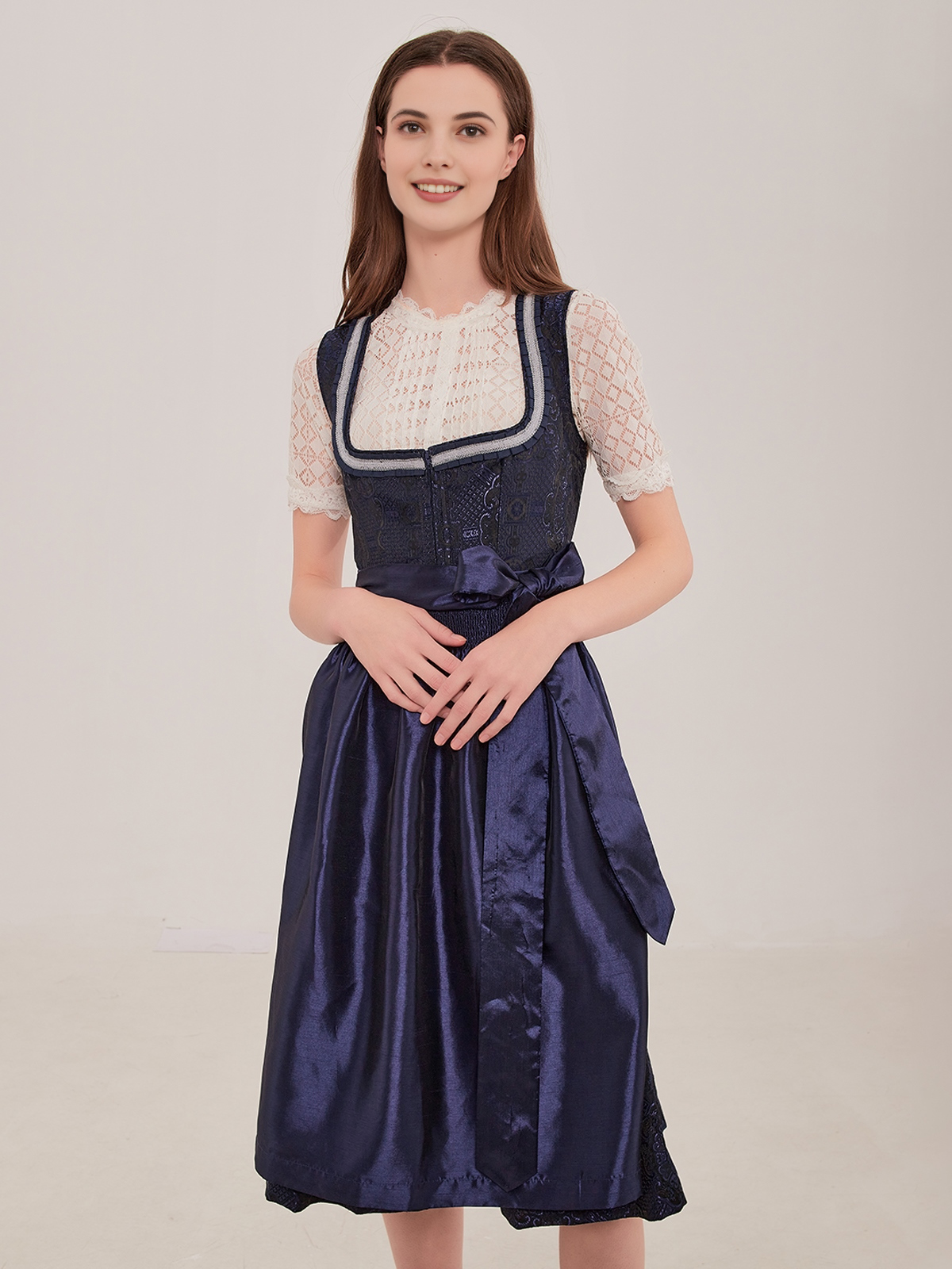 Beige Dirndl mit blauer Schürze