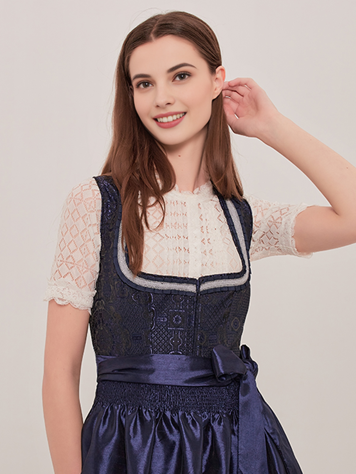 Dirndl in Blau mit femininem Ausschnitt